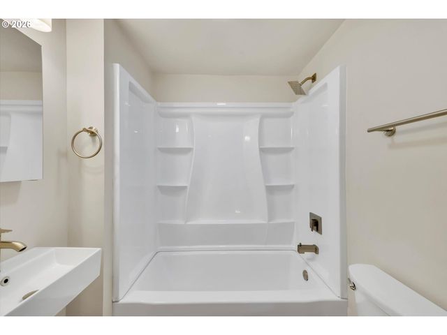 3328 Se WASHINGTON St, Portland, OR 97214