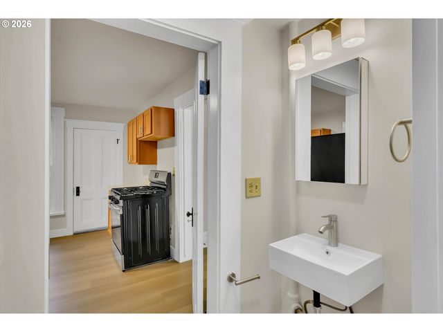 3328 Se WASHINGTON St, Portland, OR 97214