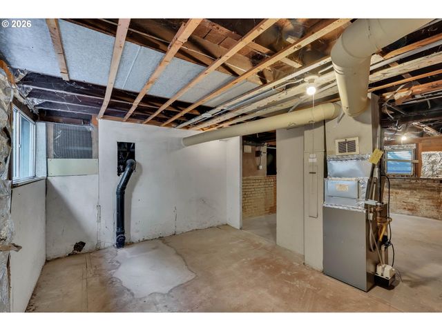 3328 Se WASHINGTON St, Portland, OR 97214