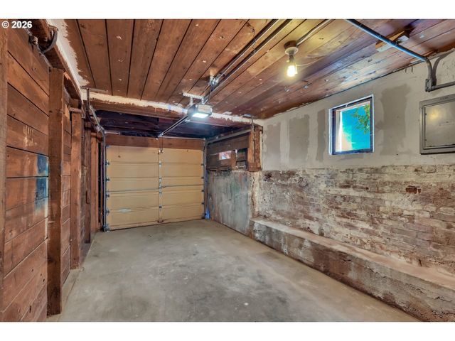 3328 Se WASHINGTON St, Portland, OR 97214