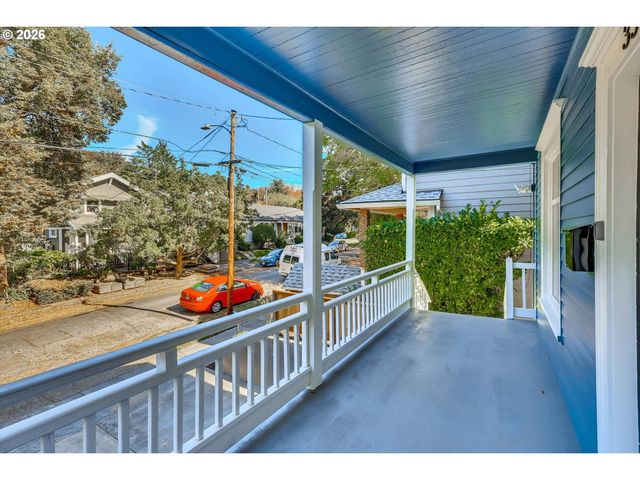 3328 Se WASHINGTON St, Portland, OR 97214
