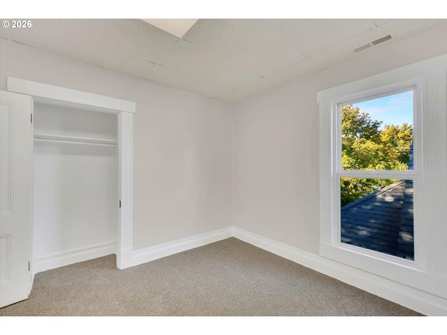 3328 Se WASHINGTON St, Portland, OR 97214