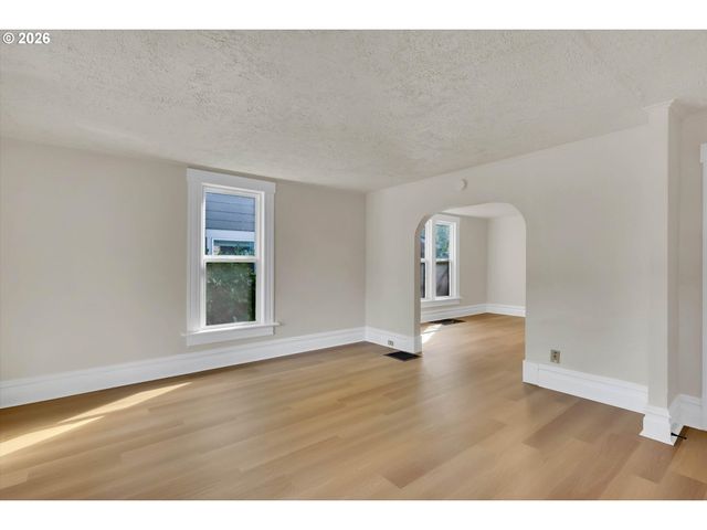 3328 Se WASHINGTON St, Portland, OR 97214