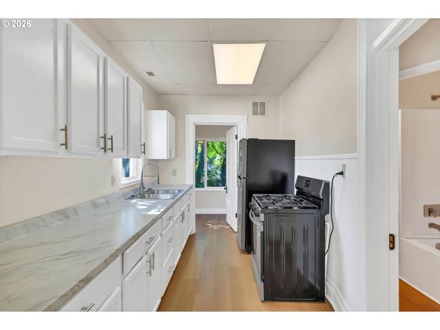 3328 Se WASHINGTON St, Portland, OR 97214