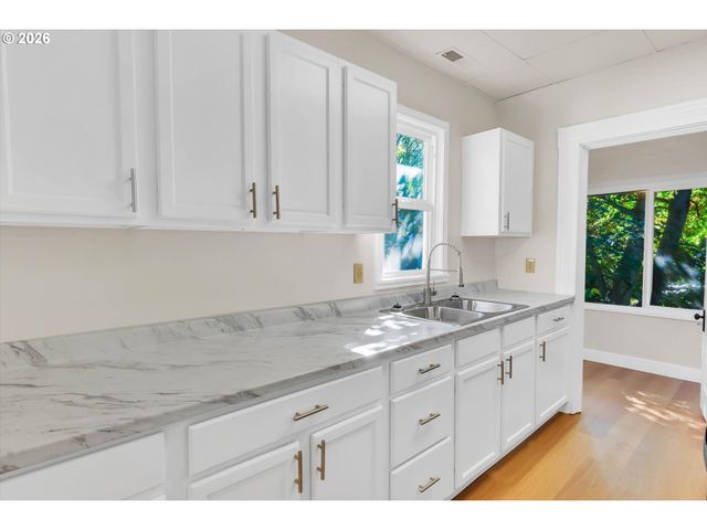 3328 Se WASHINGTON St, Portland, OR 97214