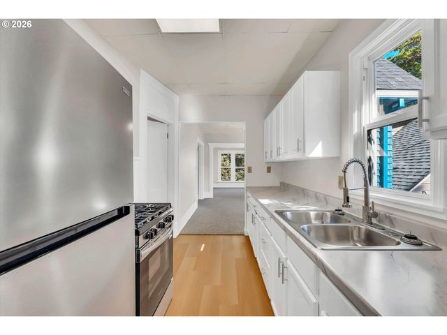 3328 Se WASHINGTON St, Portland, OR 97214