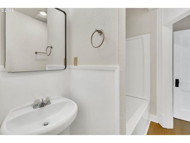 3328 Se WASHINGTON St, Portland, OR 97214