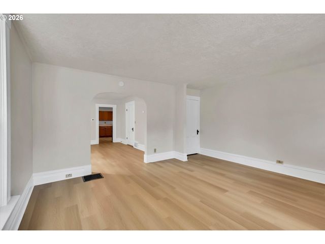 3328 Se WASHINGTON St, Portland, OR 97214