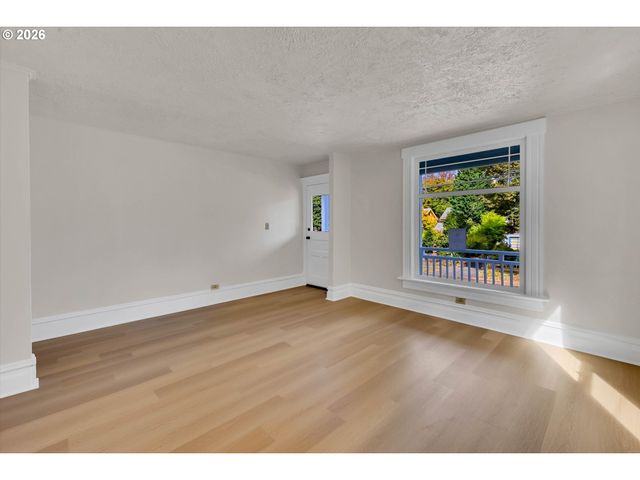 3328 Se WASHINGTON St, Portland, OR 97214