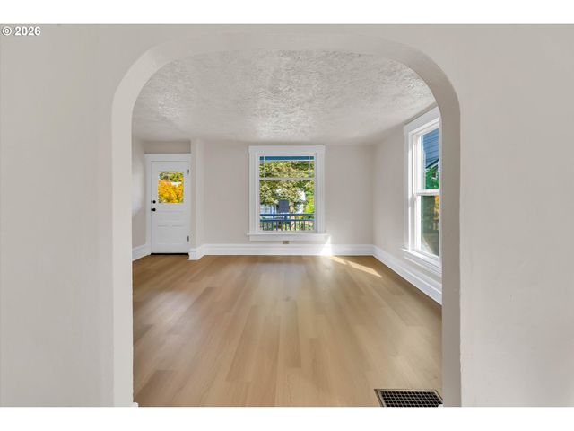 3328 Se WASHINGTON St, Portland, OR 97214
