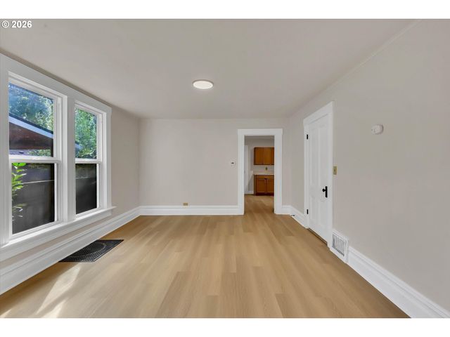 3328 Se WASHINGTON St, Portland, OR 97214
