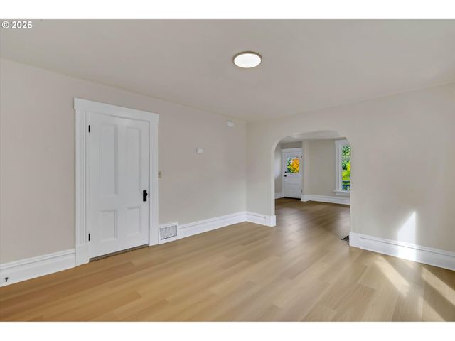 3328 Se WASHINGTON St, Portland, OR 97214