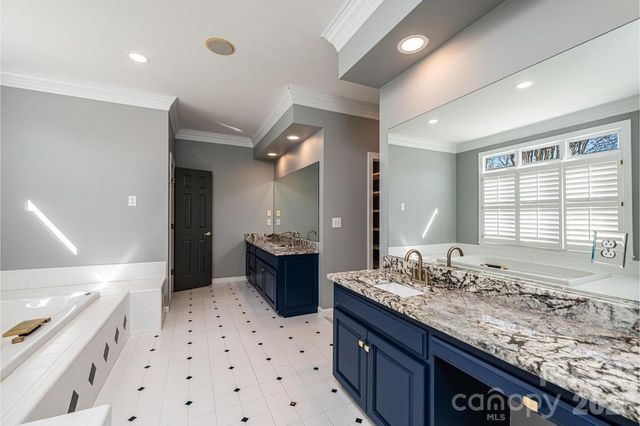 308 41st Avenue Place NW, Hickory, NC 28601