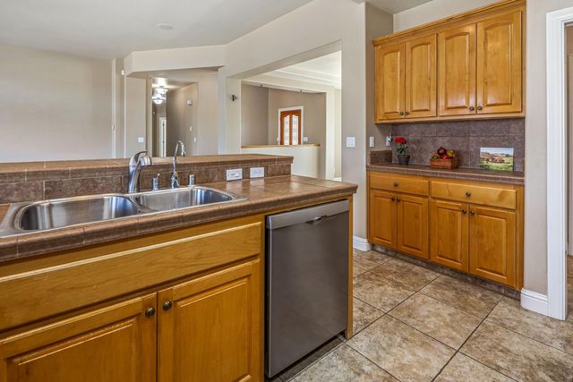 6434 Usher Dr, Valley Springs, CA 95252