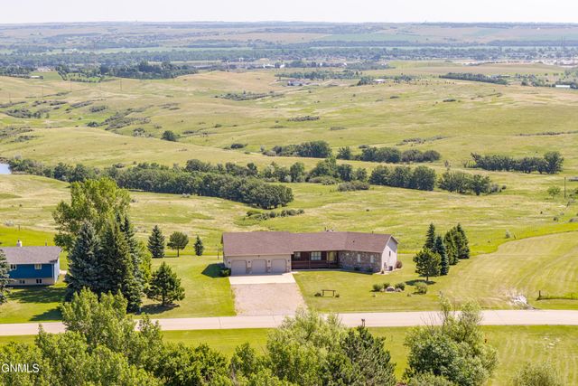 4400 Highland Road NW, Mandan, ND 58554 property photo