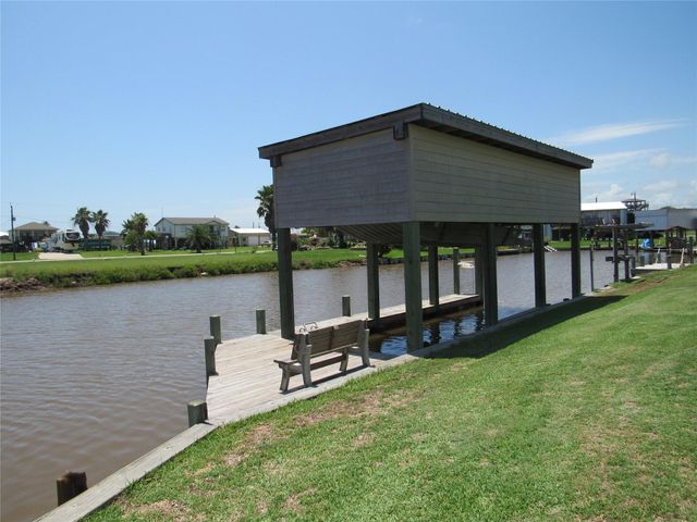 961 County Road 202, Sargent, TX 77414