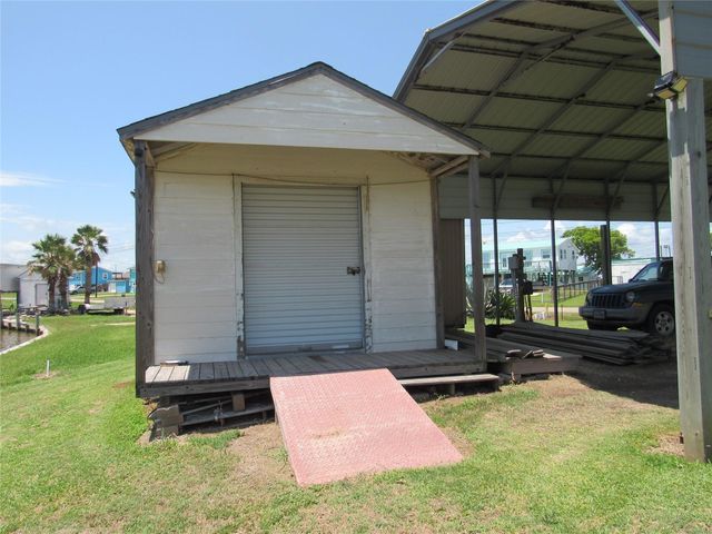 961 County Road 202, Sargent, TX 77414