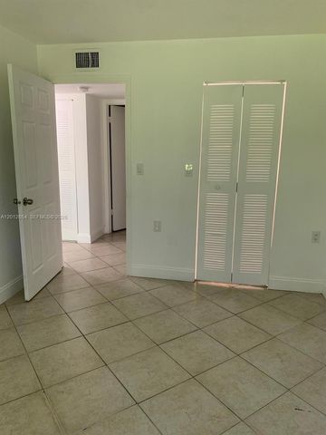 1201 Lake Victoria Dr V, West Palm Beach, FL 33411