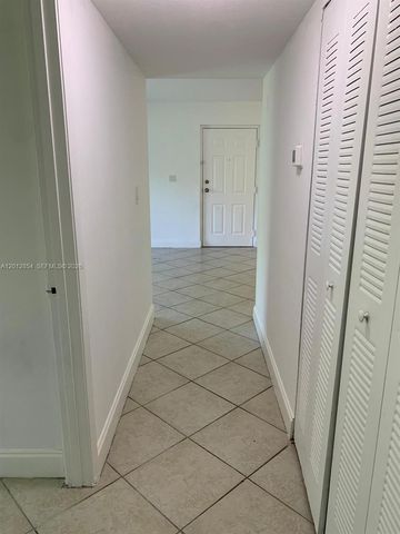 1201 Lake Victoria Dr V, West Palm Beach, FL 33411