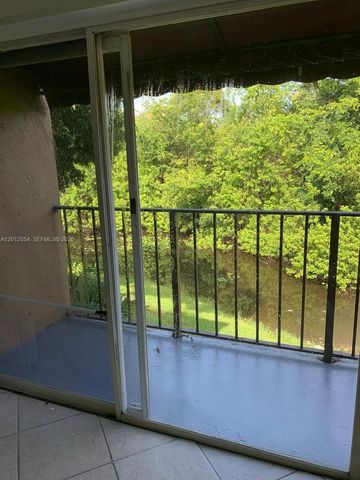 1201 Lake Victoria Dr V, West Palm Beach, FL 33411