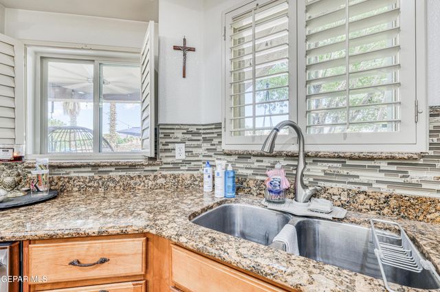 6086 VIA DE LOS ARBOLES, El Paso, TX 79932