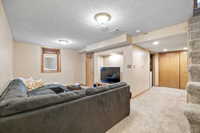 5425 NW 90th Street, Johnston, IA 50131