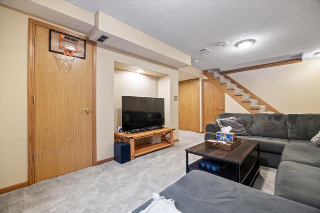 5425 NW 90th Street, Johnston, IA 50131