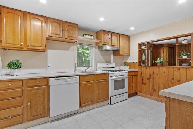 42 Fuller Ave, Lancaster, MA 01523
