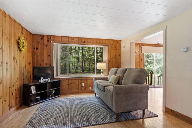 42 Fuller Ave, Lancaster, MA 01523