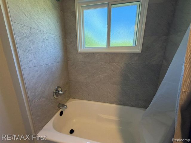 16045 Oporto Street, Livonia, MI 48154