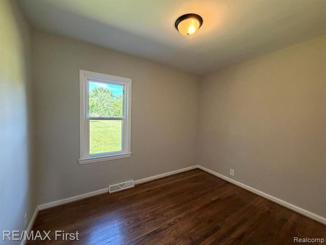 16045 Oporto Street, Livonia, MI 48154