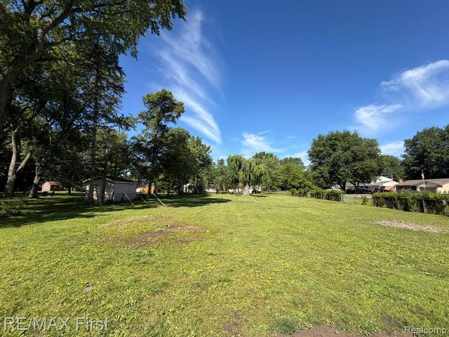 16045 Oporto Street, Livonia, MI 48154