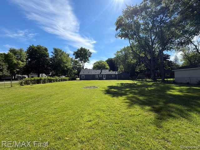 16045 Oporto Street, Livonia, MI 48154