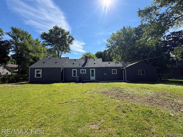 16045 Oporto Street, Livonia, MI 48154