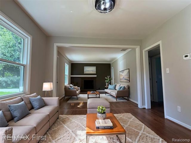 16045 Oporto Street, Livonia, MI 48154