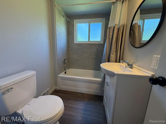 16045 Oporto Street, Livonia, MI 48154