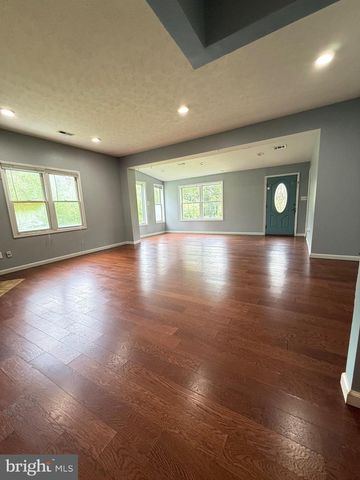 7421 LAKE DR, Manassas, VA 20111