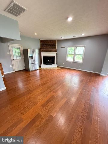 7421 LAKE DR, Manassas, VA 20111