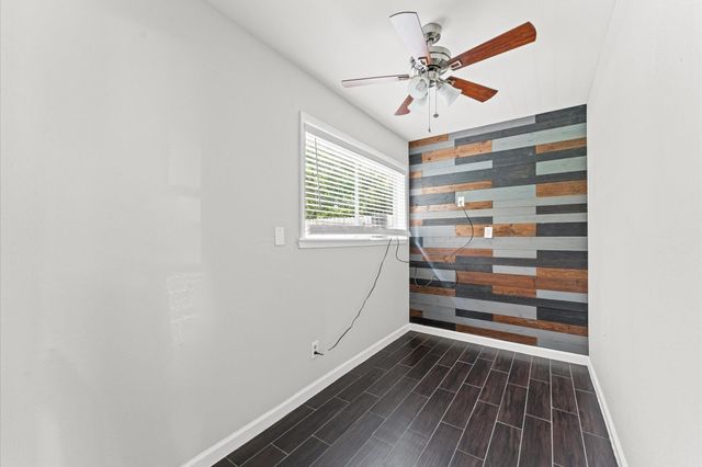 921 22nd Avenue N, Texas City, TX 77590