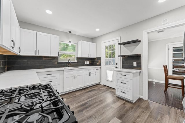 921 22nd Avenue N, Texas City, TX 77590