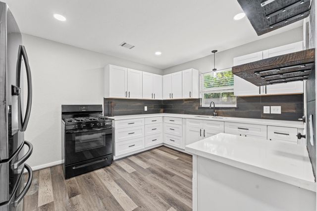 921 22nd Avenue N, Texas City, TX 77590