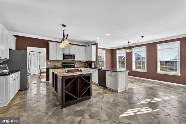 50 CYPRESS POINT DR, Charles Town, WV 25414