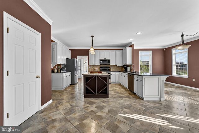50 CYPRESS POINT DR, Charles Town, WV 25414