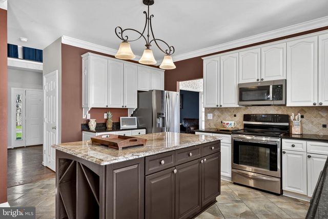 50 CYPRESS POINT DR, Charles Town, WV 25414