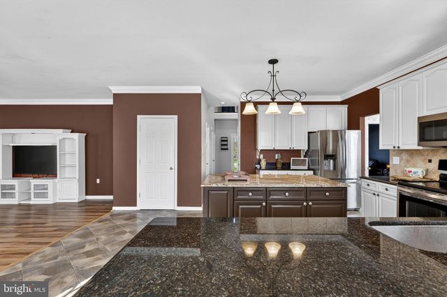 50 CYPRESS POINT DR, Charles Town, WV 25414