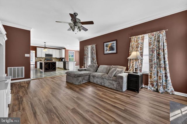 50 CYPRESS POINT DR, Charles Town, WV 25414