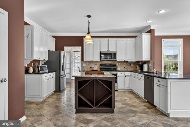 50 CYPRESS POINT DR, Charles Town, WV 25414