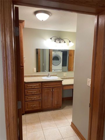 711 16th Avenue U103, Grinnell, IA 50112