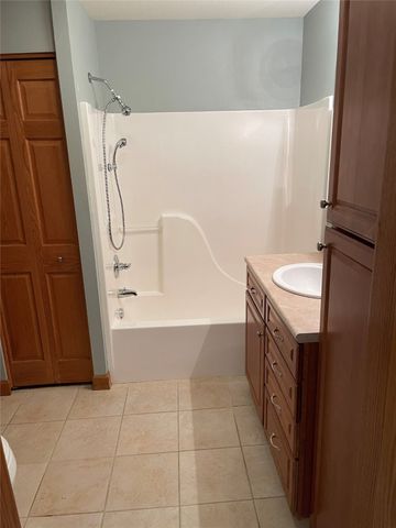 711 16th Avenue U103, Grinnell, IA 50112