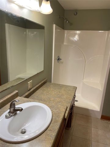 711 16th Avenue U103, Grinnell, IA 50112